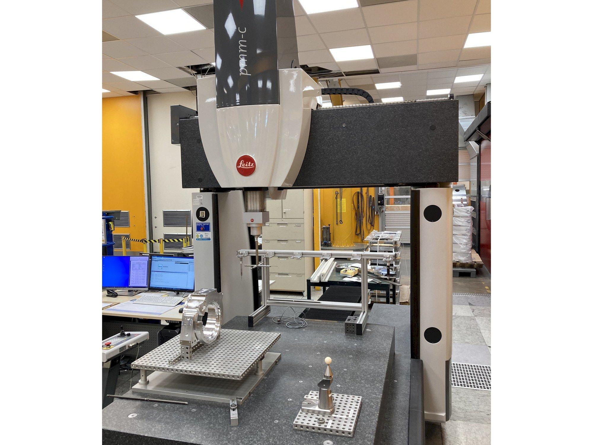 Vista frontal de la máquina Hexagon Leitz PMM-C