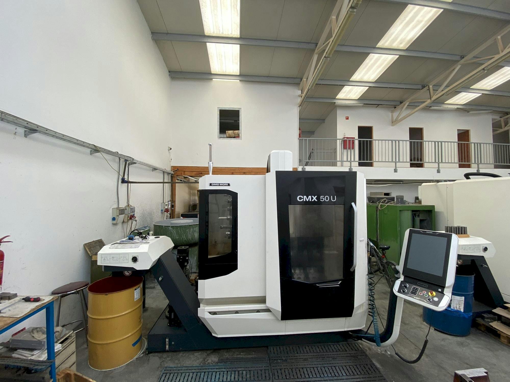 Vista frontal de la máquina DMG MORI CMX 50 U