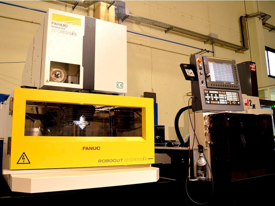 Vista frontal de la máquina FANUC Robocut Alpha-CiB