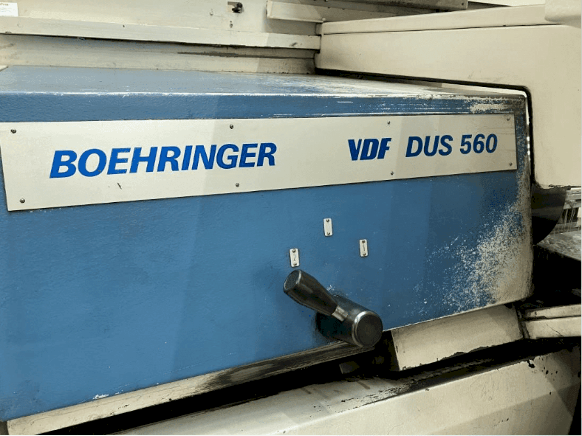 Vista frontal de la máquina BOEHRINGER VDF DUS 560