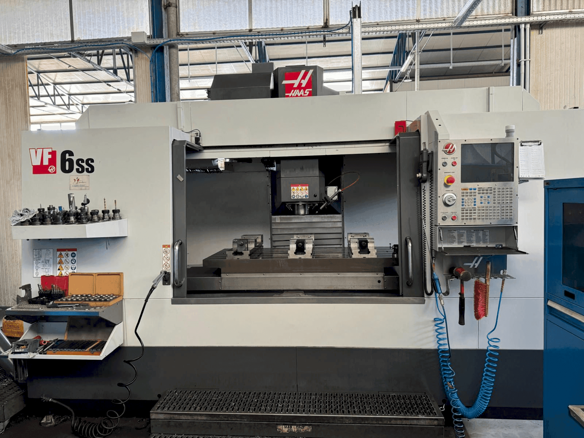 Vista frontal de la máquina HAAS VF-6SS