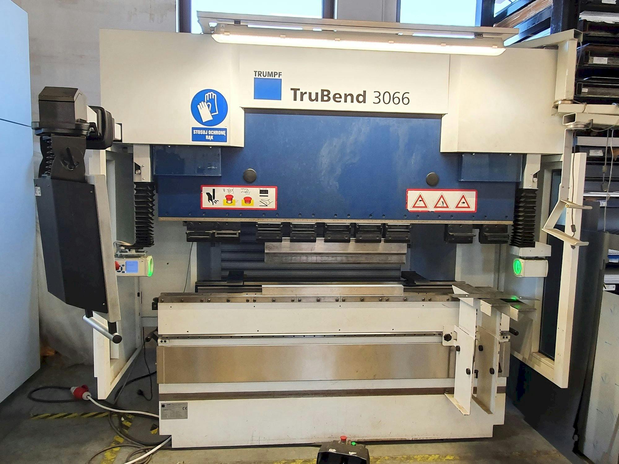 Vista frontal de la máquina Trumpf TruBend 3066