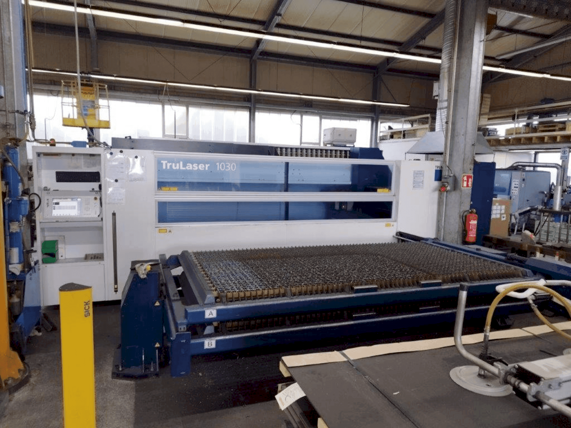 Vista frontal de la máquina TRUMPF TruLaser 1030