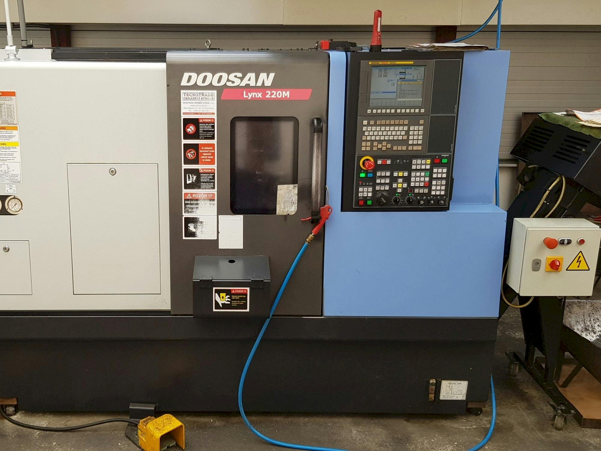 Vista frontal de la máquina Doosan Lynx 220 MA