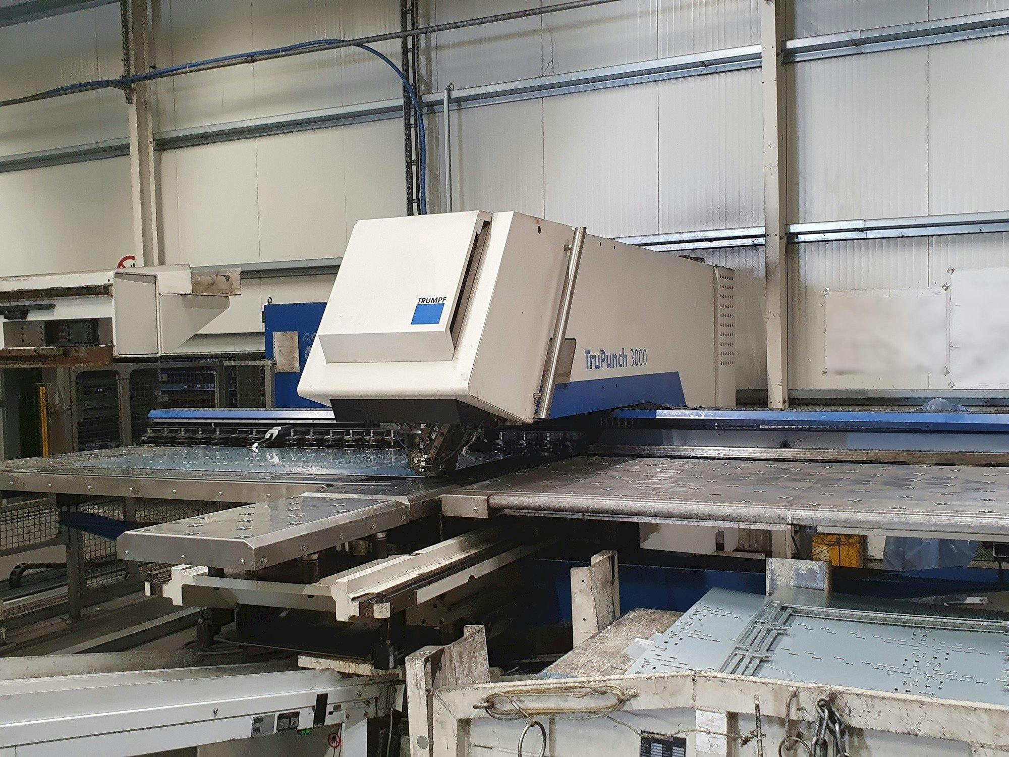 Vista frontal de la máquina Trumpf TruPunch 3000