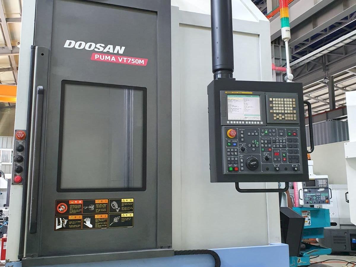 Vista frontal de la máquina Doosan Puma VT750M