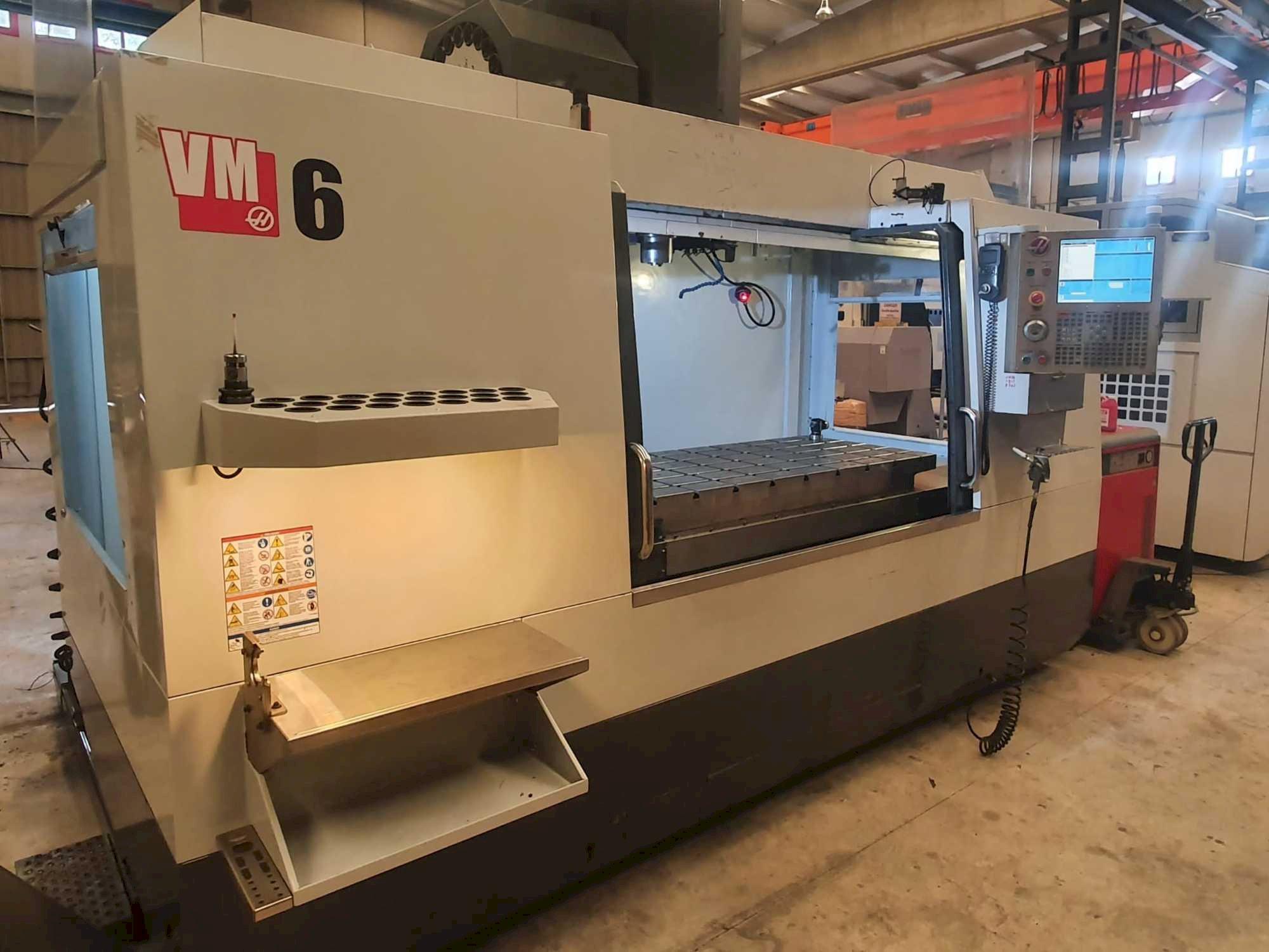 Vista frontal de la máquina HAAS VM6