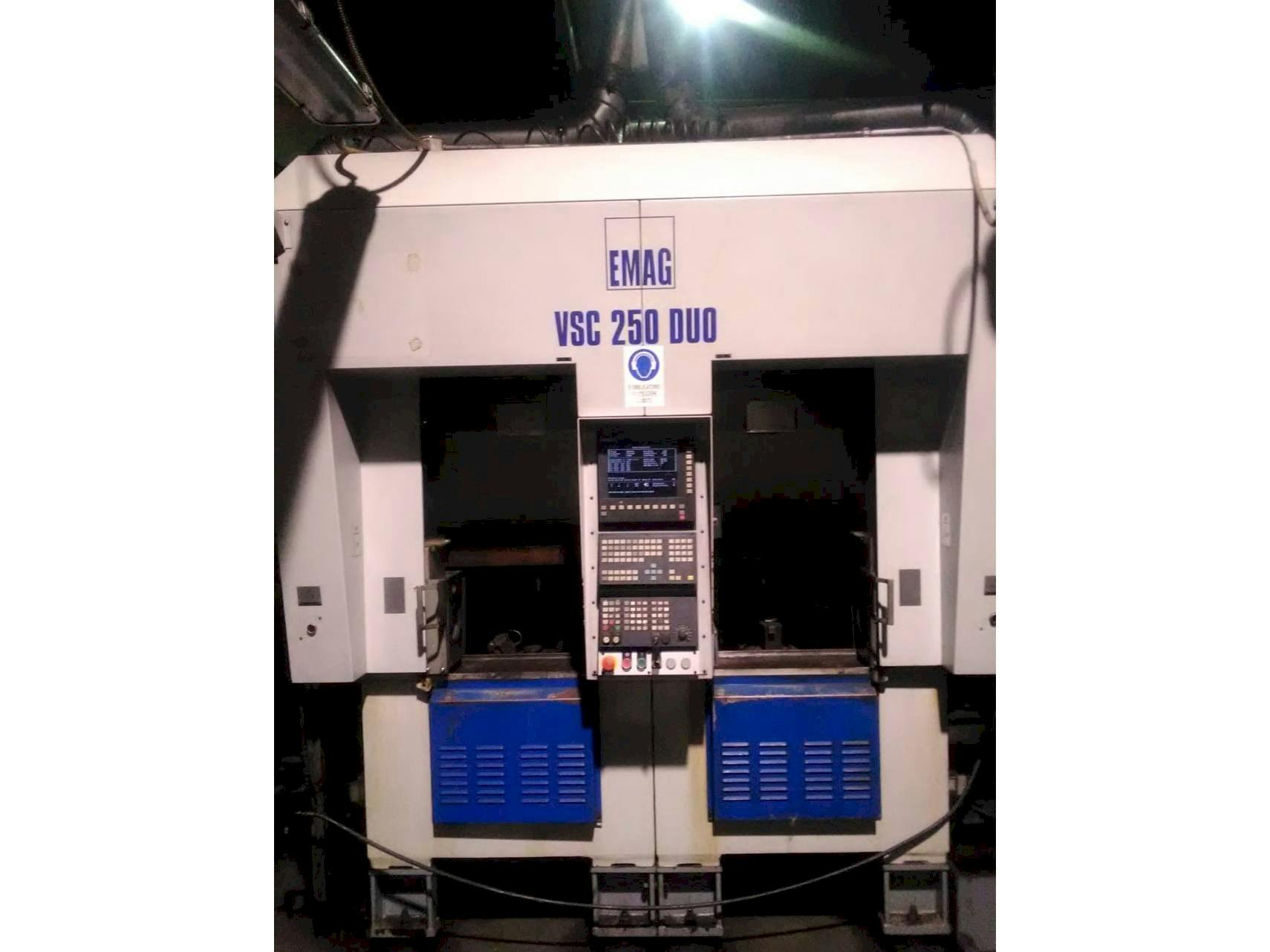 Vista frontal de la máquina EMAG VSC 250 Duo