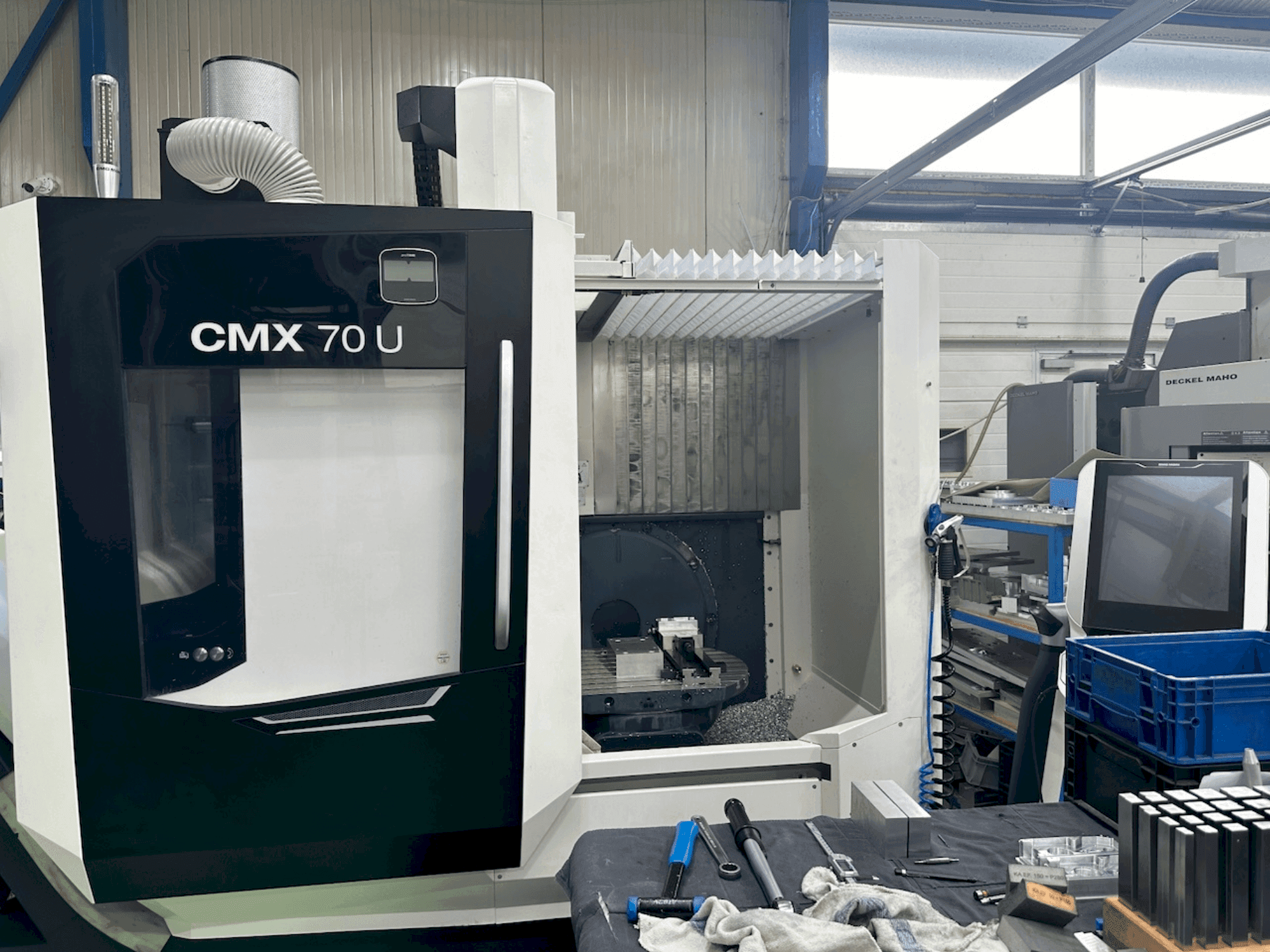 Vista frontal de la máquina DMG MORI CMX 70 U