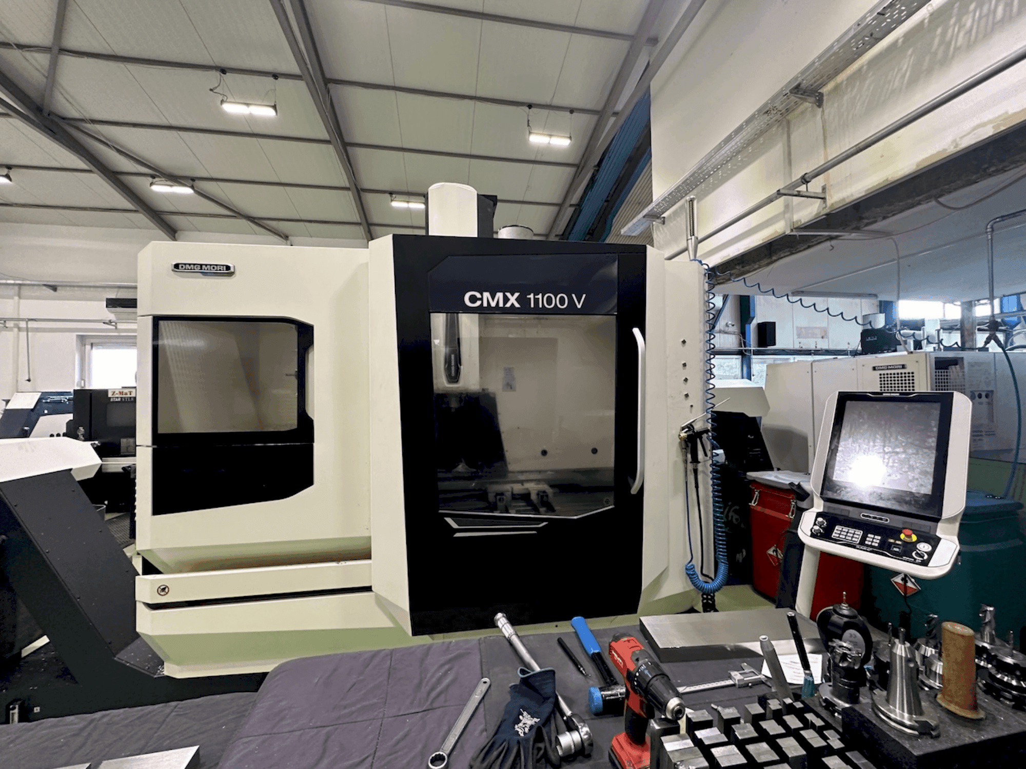 Vista frontal de la máquina DMG MORI CMX 1100 V