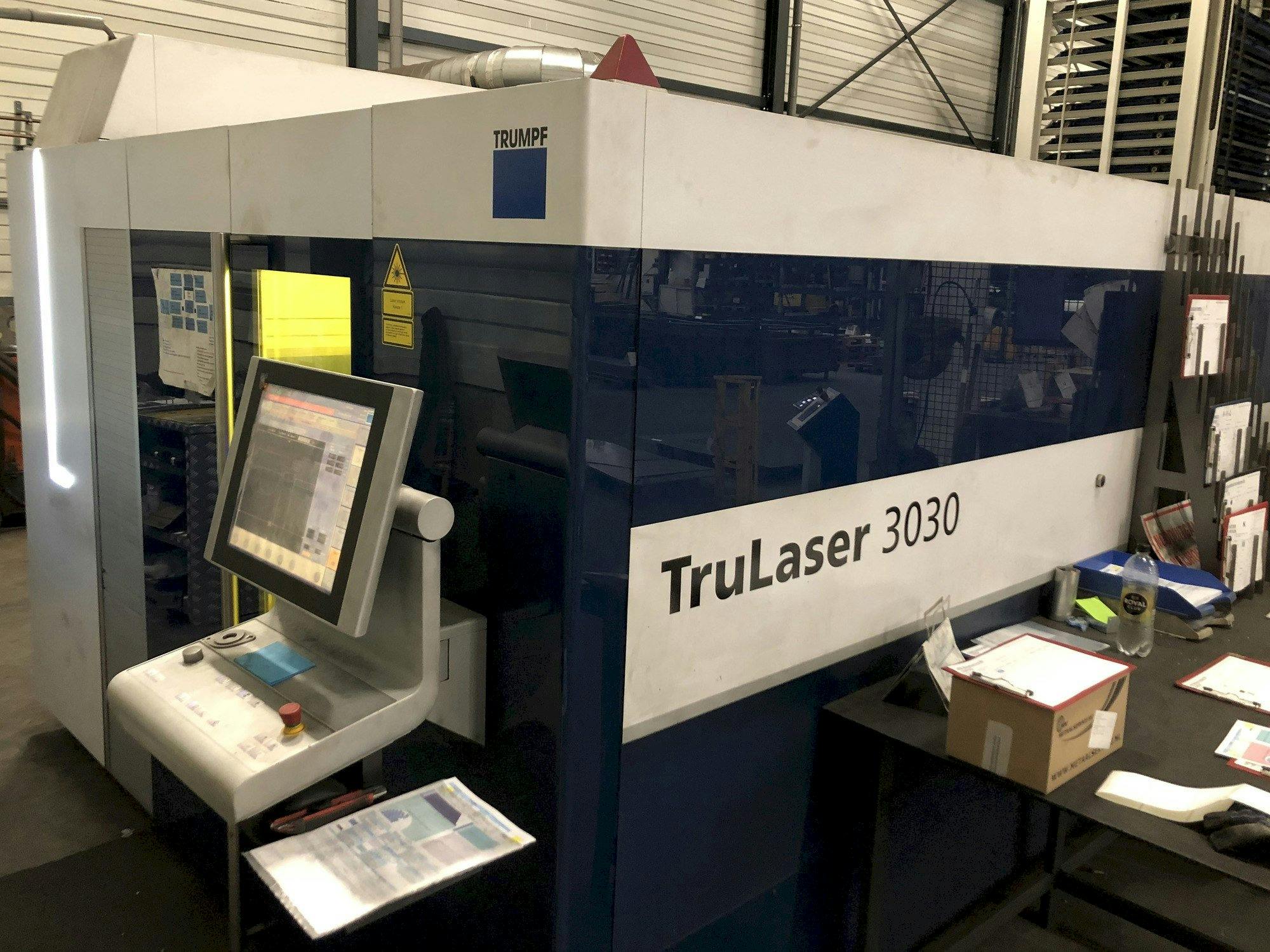 Vista frontal de la máquina Trumpf TruLaser 3030 fiber