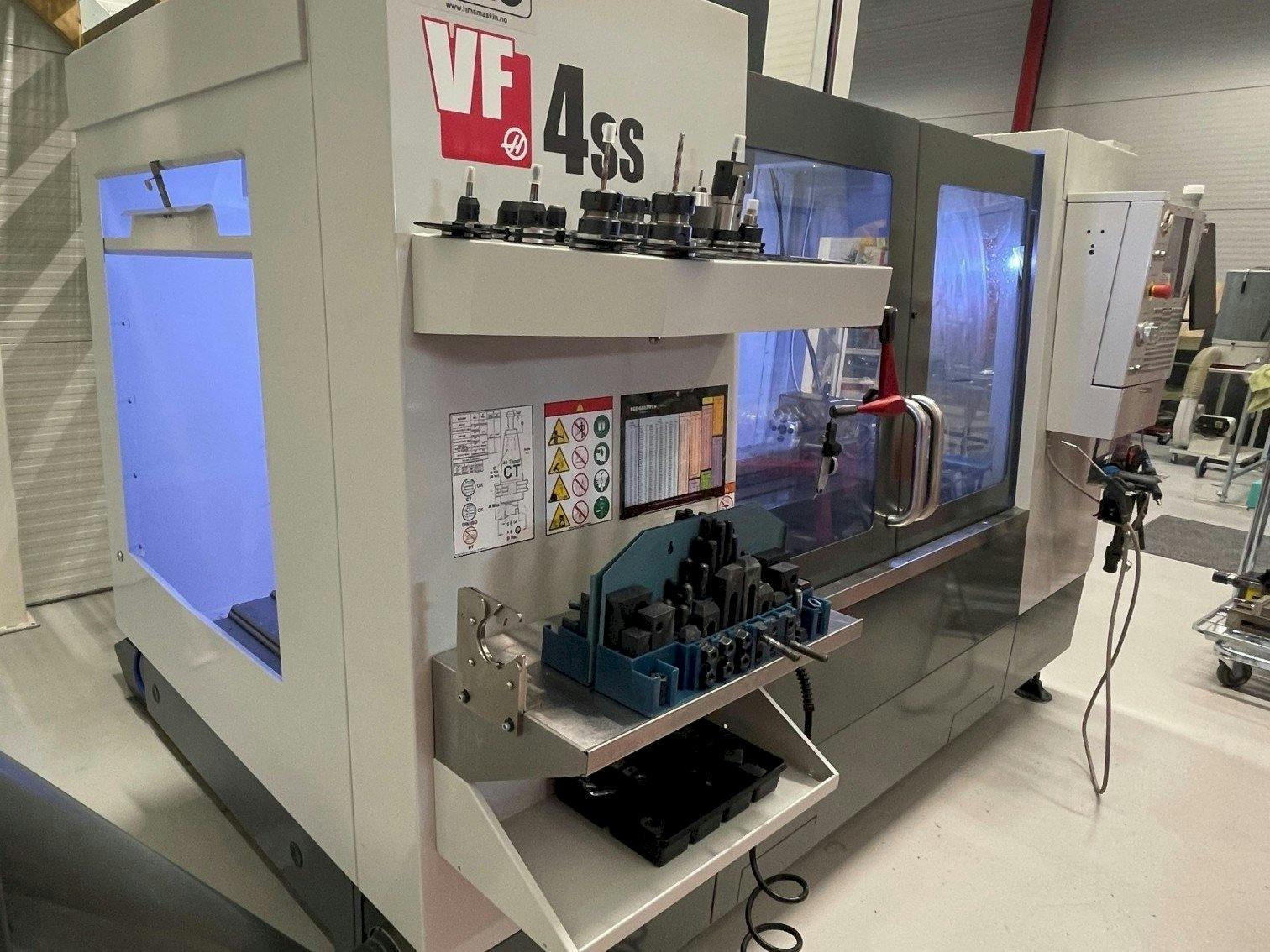 Vista frontal de la máquina HAAS VF 4SS