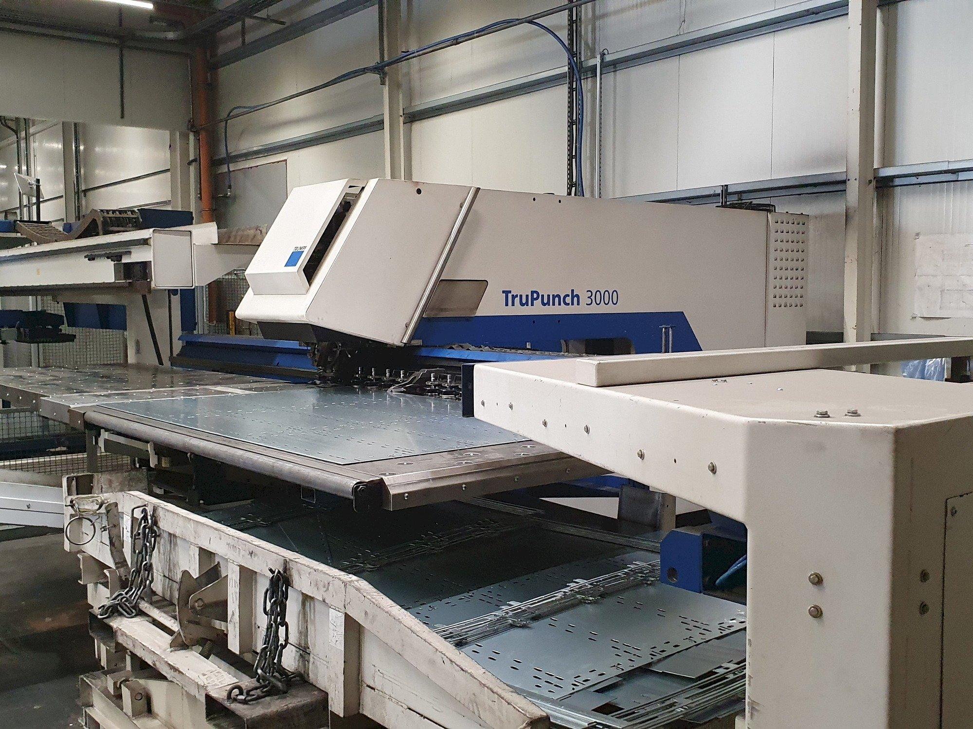 Vista frontal de la máquina Trumpf TruPunch 3000 Sheet Master