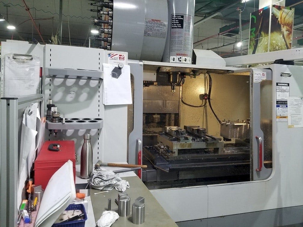 Vista frontal de la máquina HAAS VF-4SS