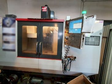 Vista frontal de la máquina HAAS TM-2P