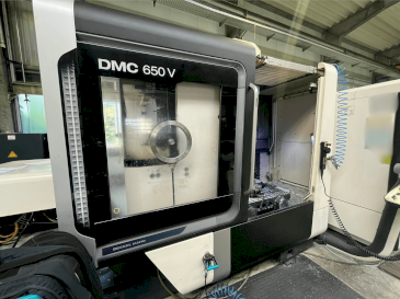 Vista frontal de la máquina DMG MORI DMC 650 V