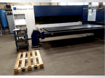 Vista frontal de la máquina TRUMPF TruLaser 2030 Fiber