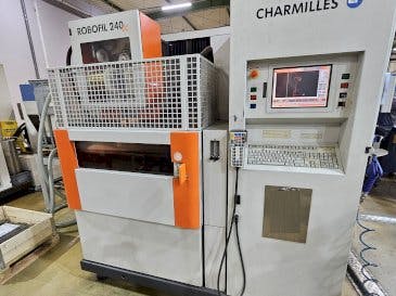 Vista frontal de la máquina CHARMILLES ROBOFIL 240 CC