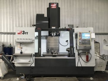 Vista frontal de la máquina HAAS VF-3YT/50