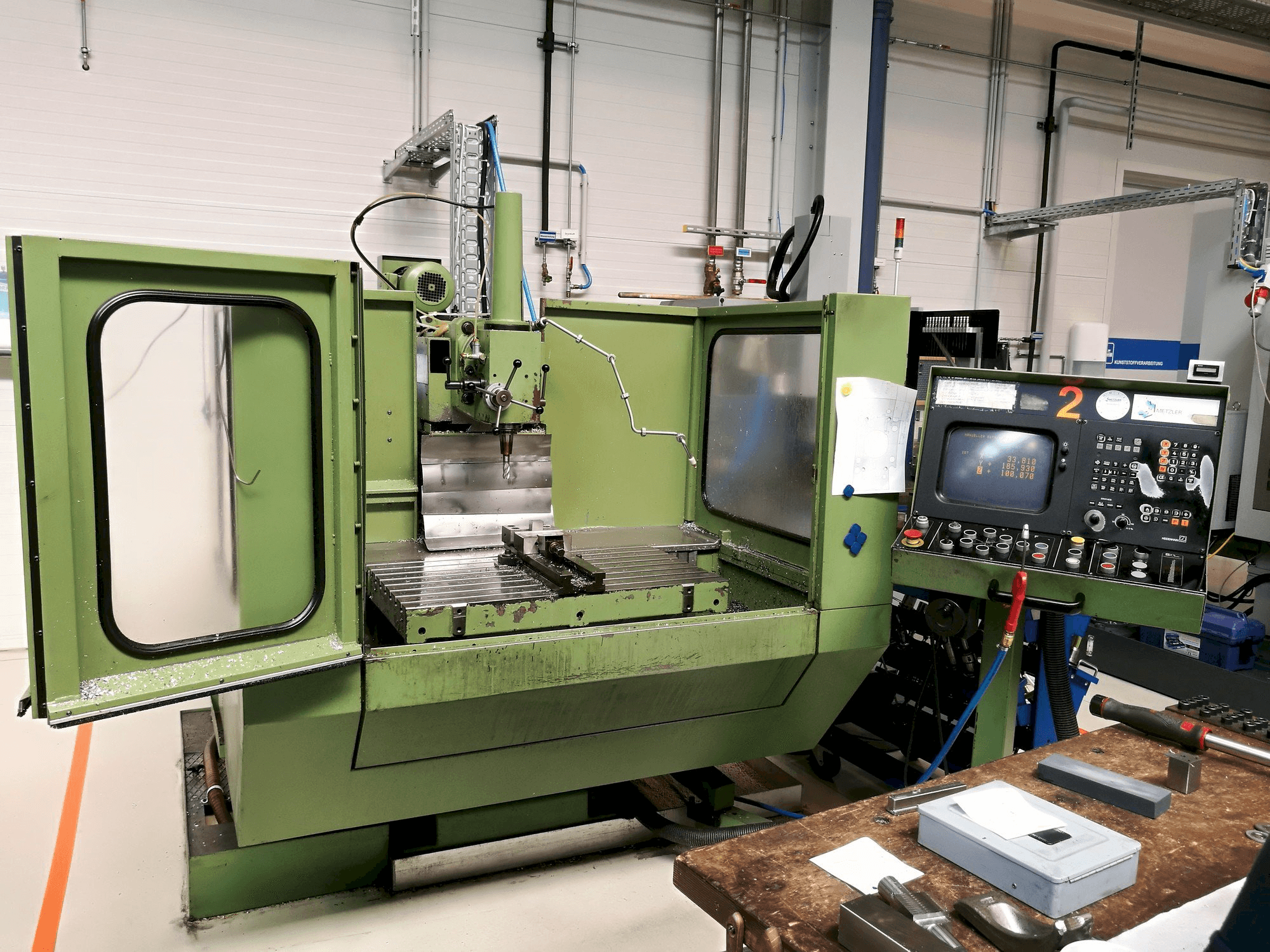 Vista frontal de la máquina MIKRON WF 31