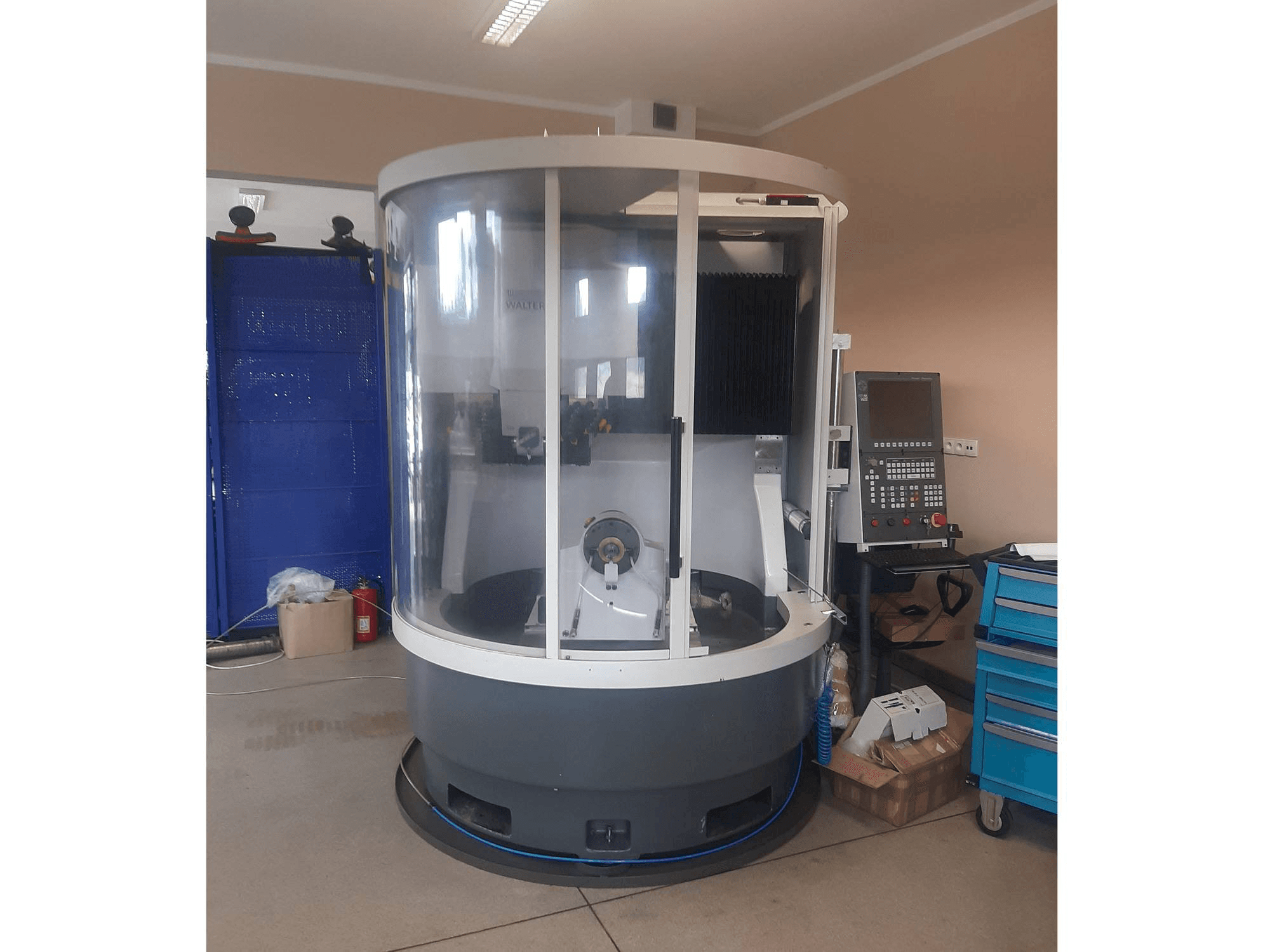 Vista frontal de la máquina Walter