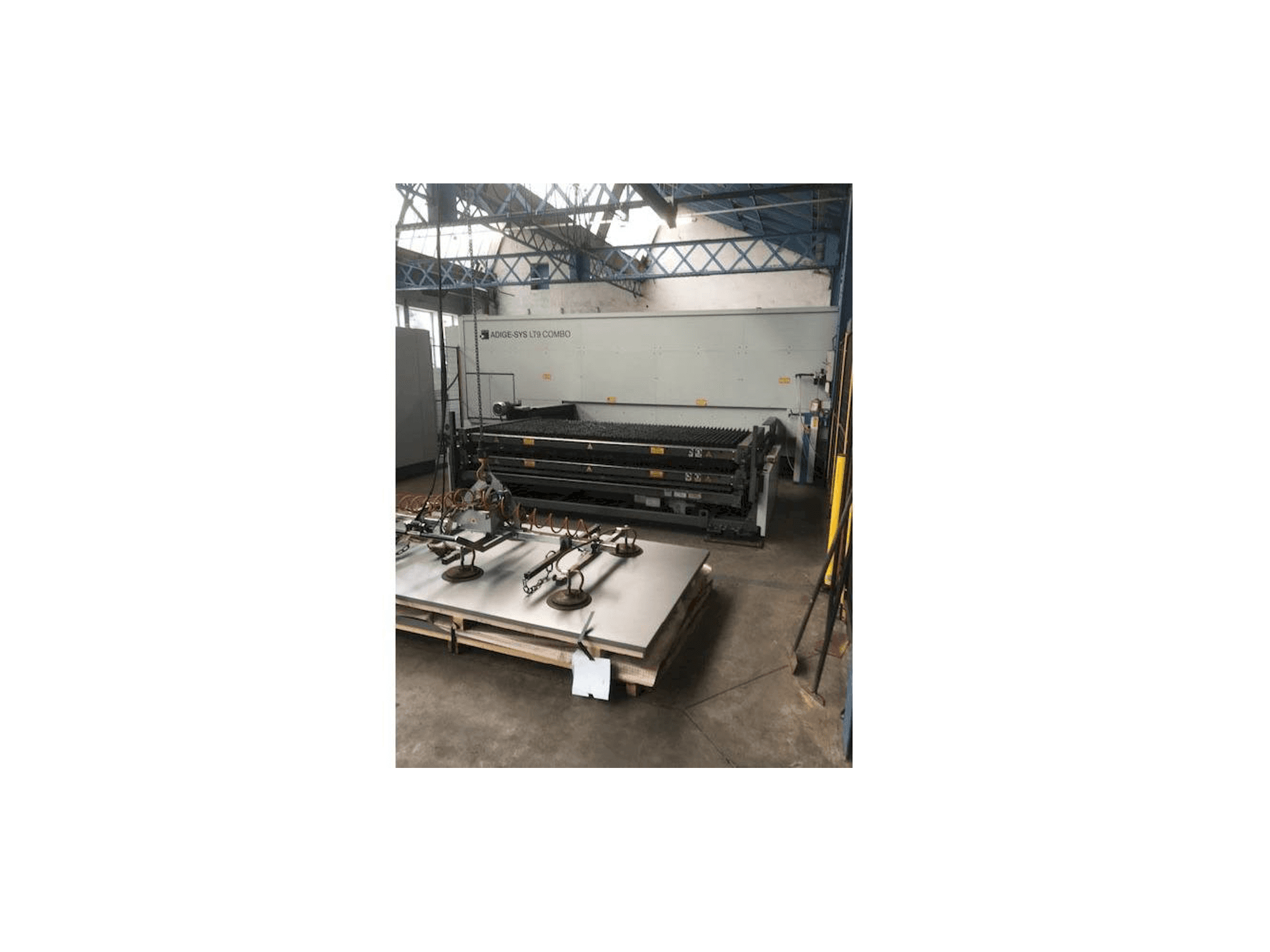 Vista frontal de la máquina BLM Adige-Sys LT9 Combo