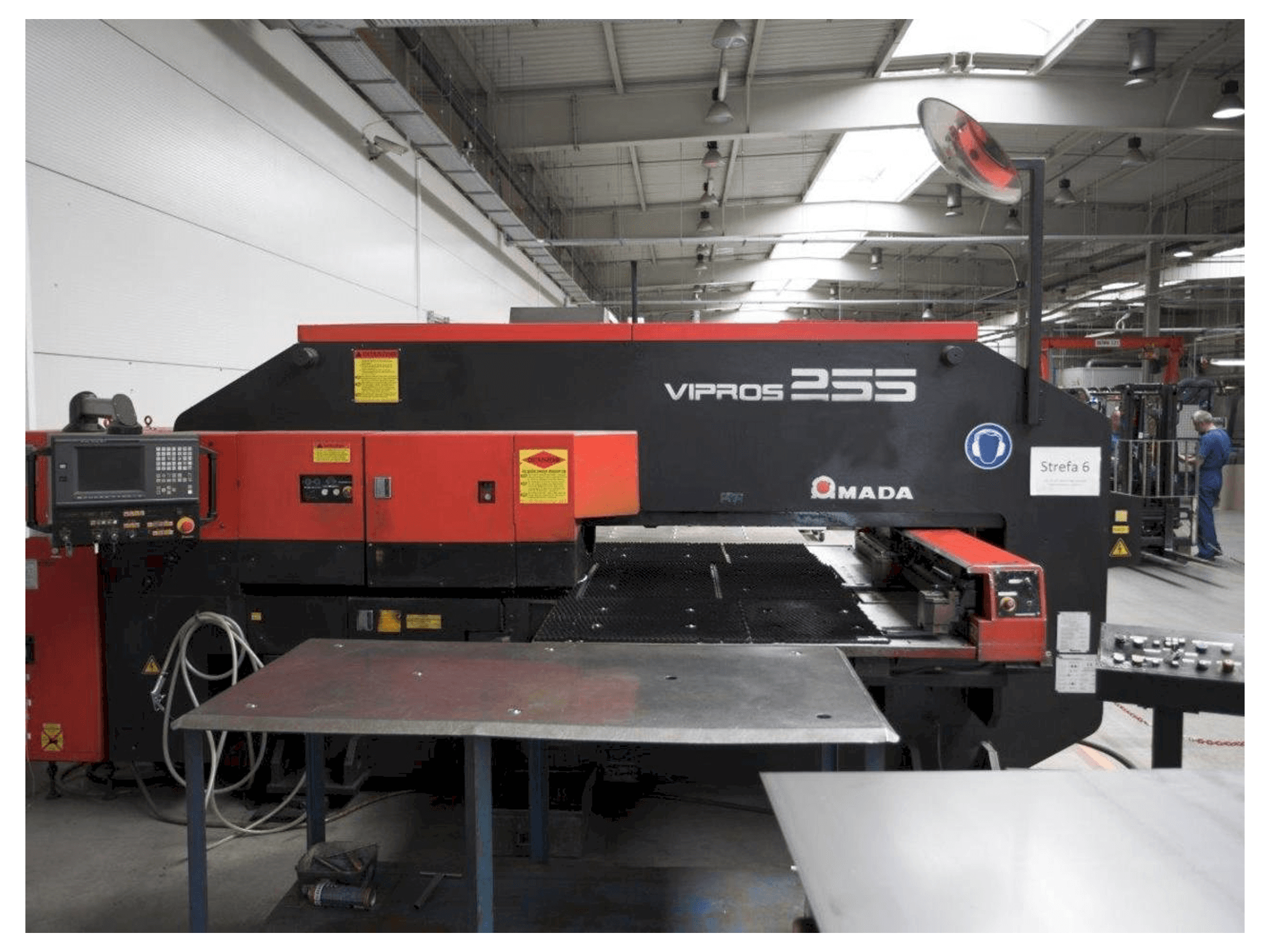 Vista frontal de la máquina AMADA Vipros 255