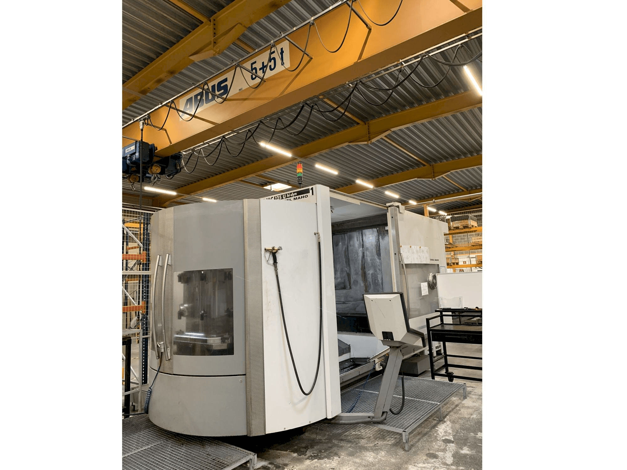 Vista frontal de la máquina DECKEL MAHO DMC 125 U hy-dyn